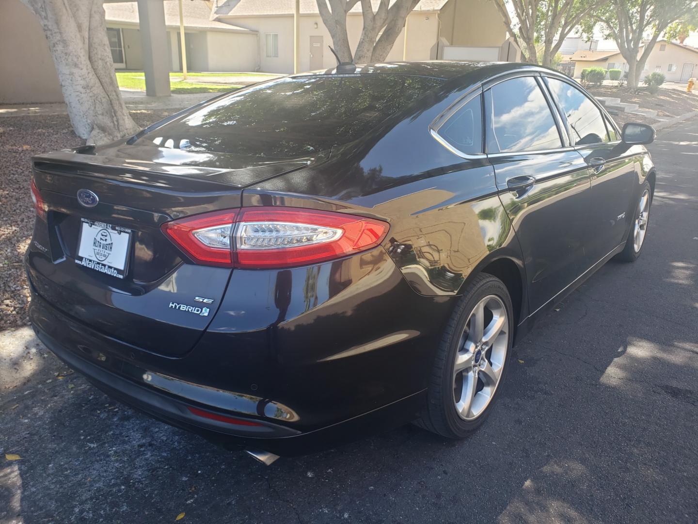 2014 /gray and black Ford Fusion Hybrid SE (3FA6P0LU3ER) with an 2.0L L4 DOHC 16V engine, 6-Speed Automatic Overdrive transmission, located at 323 E Dunlap Ave., Phoenix, AZ, 85020, (602) 331-9000, 33.567677, -112.069000 - 2014 Ford Fusion SE Hybrid......EXCELLENT condition,....ONLY 110K MILES!!!..... A Real Must See!!.... No accidents, Power everything, Touch screen Stereo/cd player, Phone sync, Bluetooth, Satellite compatible, Backup camera, Navigation, Ice cold ac, Clean Gray and Black interior with Black cloth sea - Photo#3